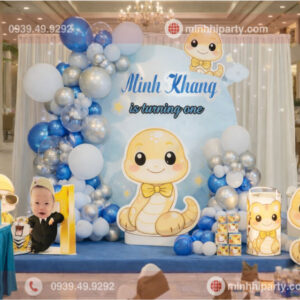 Trang trí thôi nôi bé trai tuổi rắn với background kết hợp các phụ kiện và hạng mục khác