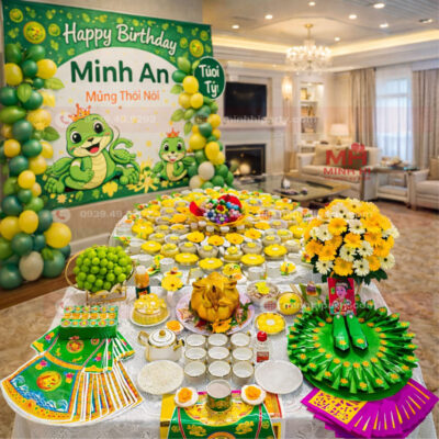 Trang trí mâm cúng thôi nôi cho bé trai tuổi Tỵ kết hợp với backdrop chung chủ đề