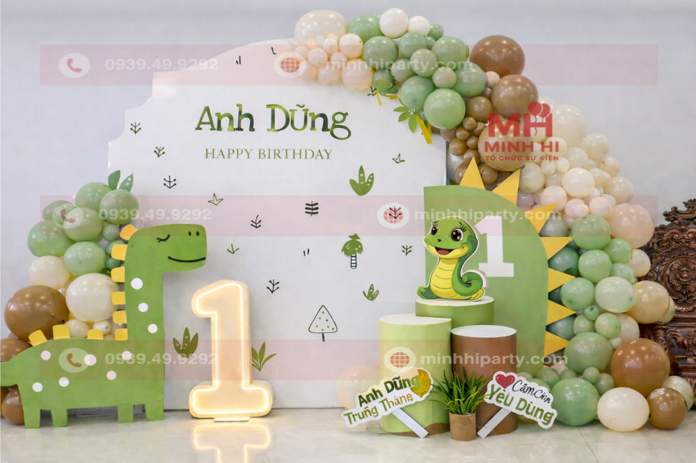 Mẫu trang trí thôi nôi bé trai theo concept tuổi Rắn và chủ đề khủng long cho bé Anh Dũng