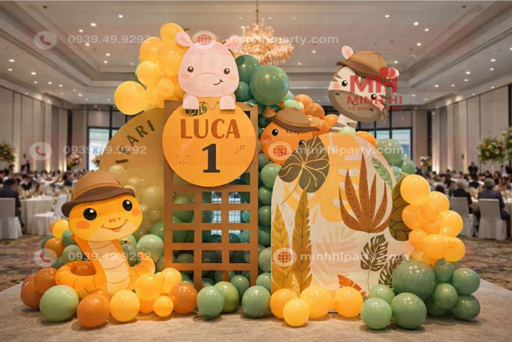 Mẫu trang trí thôi nôi bé trai LuCa tuổi Rắn concept rừng xanh