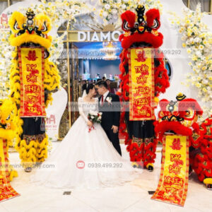 Múa lân lễ thành hôn tại nhà hàng chúc phúc cho dâu rể