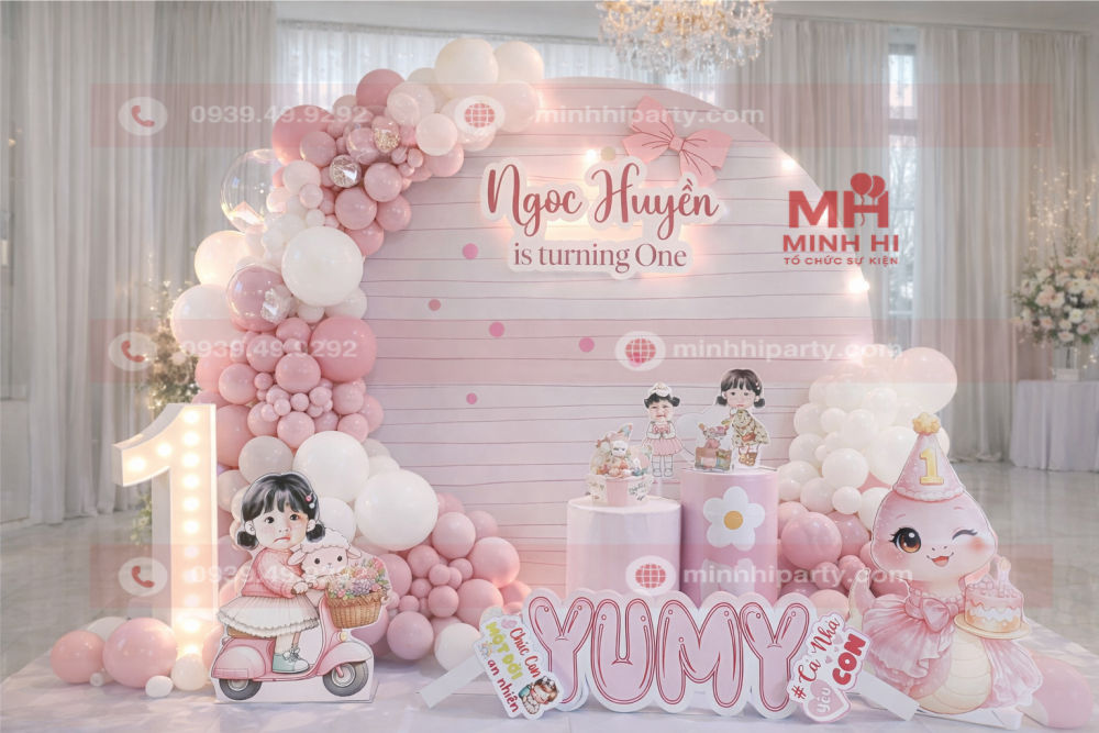 Trang trí backdrop thôi nôi bé gái Ngọc Huyền tuổi Rắn 
