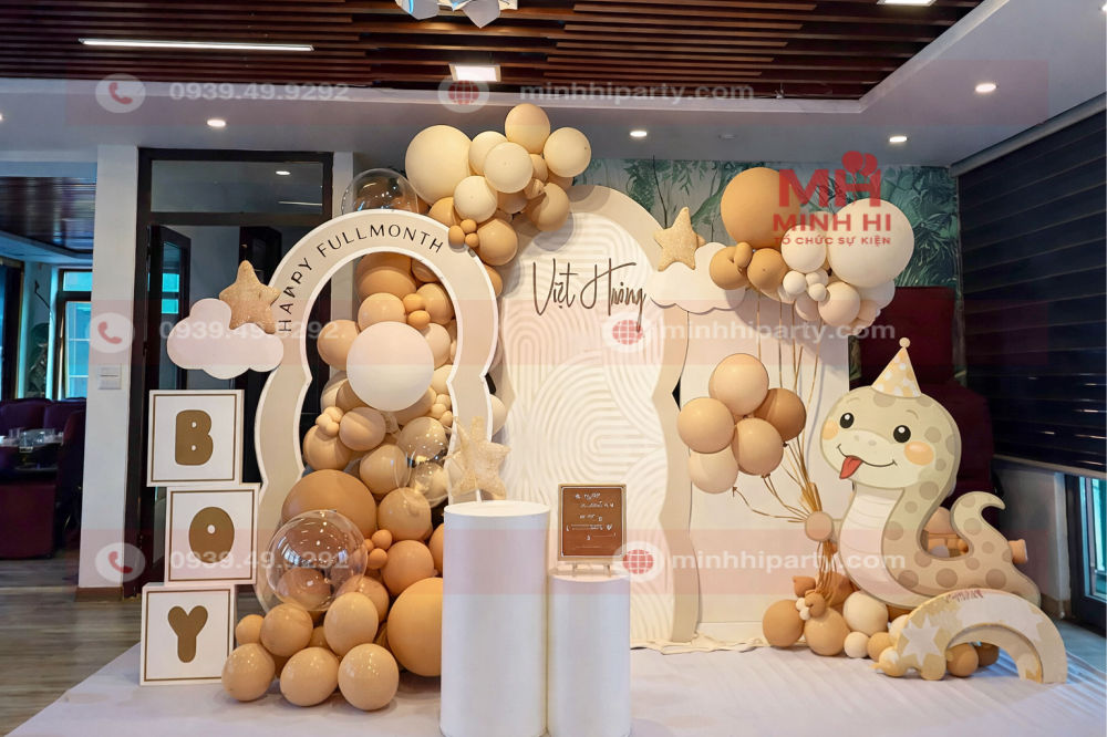 Trang trí backdrop thôi nôi bé trai Việt Thương tuổi rắn