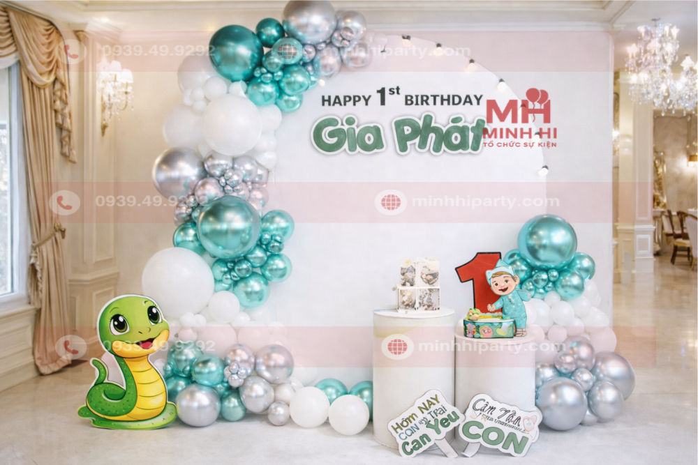 Trang trí backdrop thôi nôi bé trai tuổi rắn Gia Phát chủ đề manimalist hiện đại 