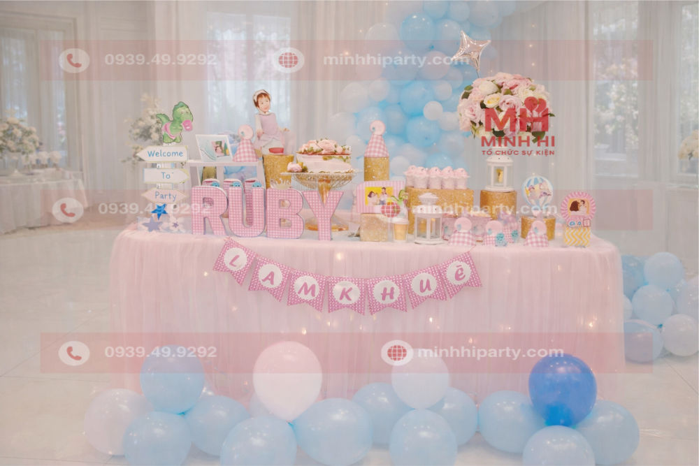 Trang trí bàn gallery cho thôi nôi bé RUBY tone hồng