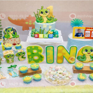 Trang trí bàn thôi nôi bé trai tuổi rắn phong cách gọn gàng