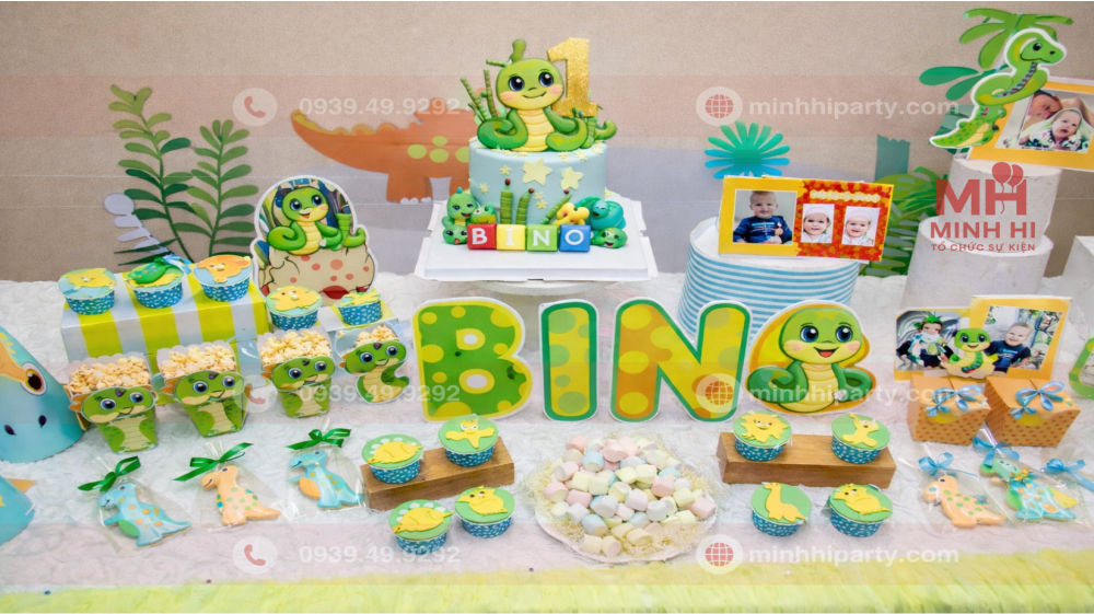 trang tri ban thoi noi be trai tuoi ran phong cach gon gang Trang trí bàn thôi nôi bé trai tuổi rắn phong cách gọn gàng