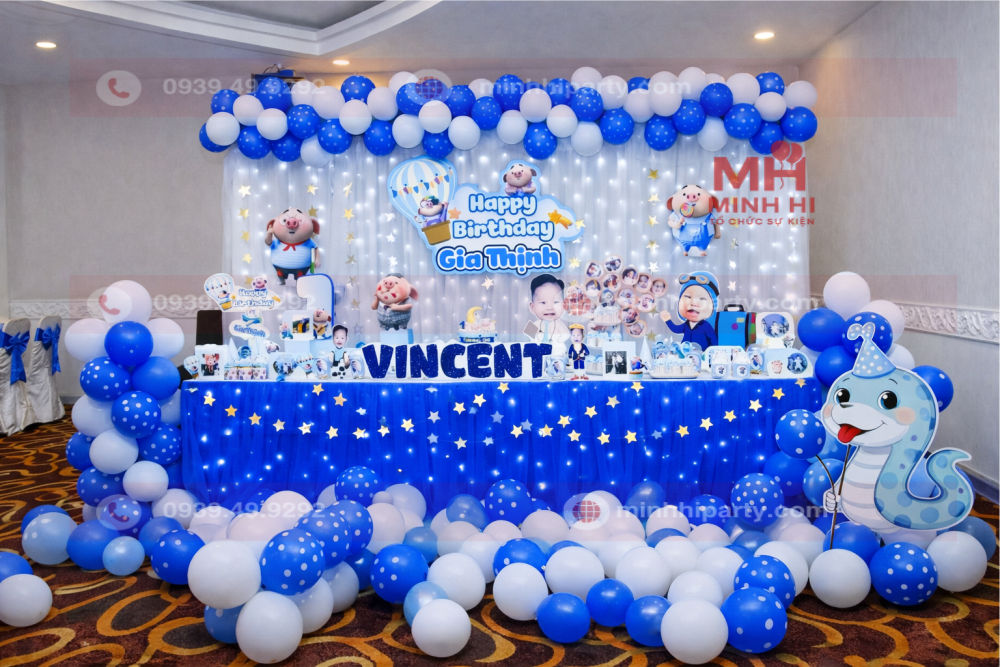 Trang trí bong bóng cho thôi nôi bé trai Gia Thịnh tone màu xanh dương chủ đạo