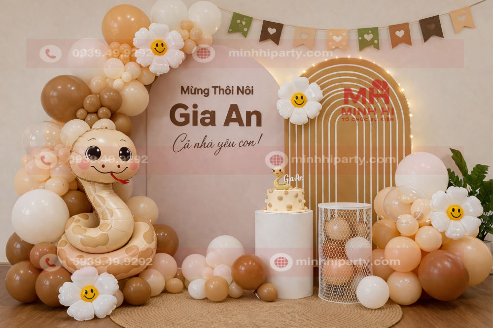 Trang trí bong bóng cho thôi nôi bé Gia An với hình chibi Rắn sinh động