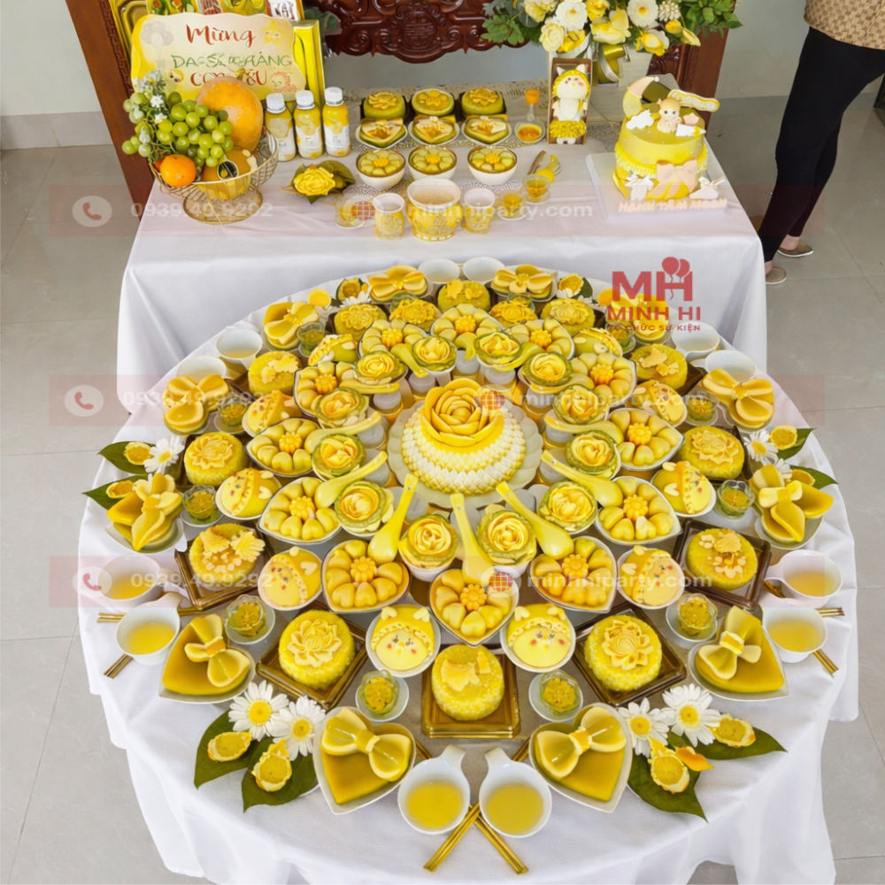 Trang trí mâm cúng thôi nôi cho bé với tone màu vàng cho bé trai tuổi Rắn tại nhà 