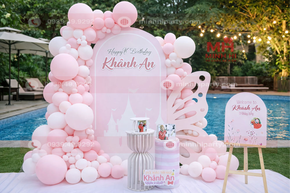 Trang trí thôi nôi cho bé gái tuổi Rắn Khánh An với tone màu pastel