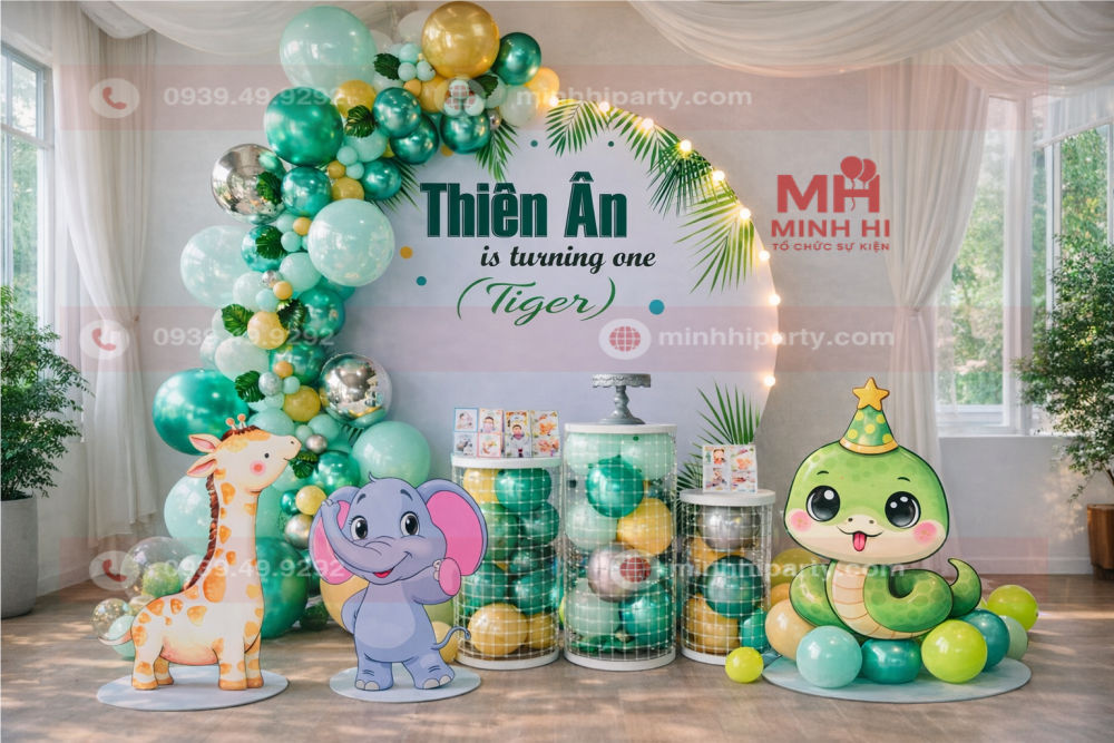 Trang trí thôi nôi bé trai Thiên Ân tuổi rắn với backdrop chủ đề rừng xanh