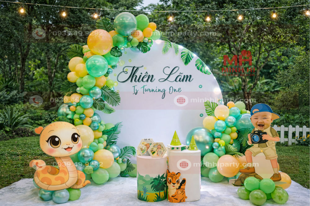 Trang trí thôi nôi bé trai Thiên Lâm concept rừng xanh