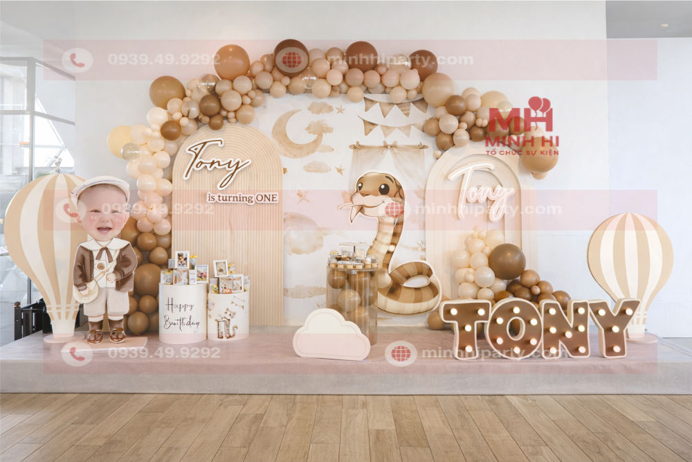 Trang trí thôi nôi bé trai tuổi Rắn với concept sang trọng thiết kế hiện đại