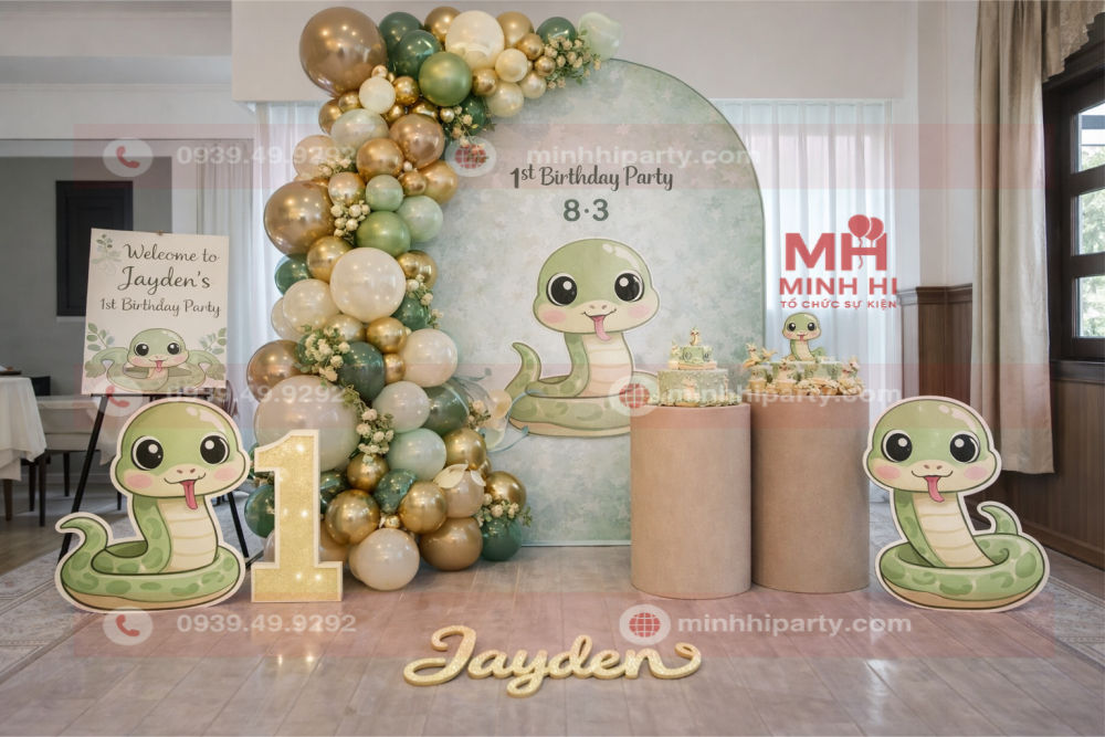 Trang trí thôi nôi bé trai tuổi rắn theo concept cách điệu