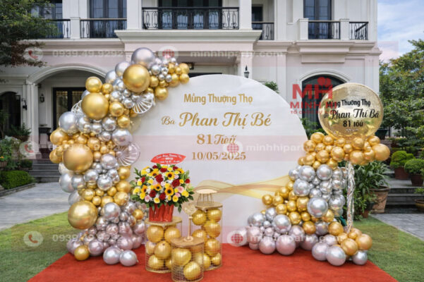 Decor tiệc mừng thọ ngoài trời với không gian sân vườn và sử dụng tone màu vàng sang trọng