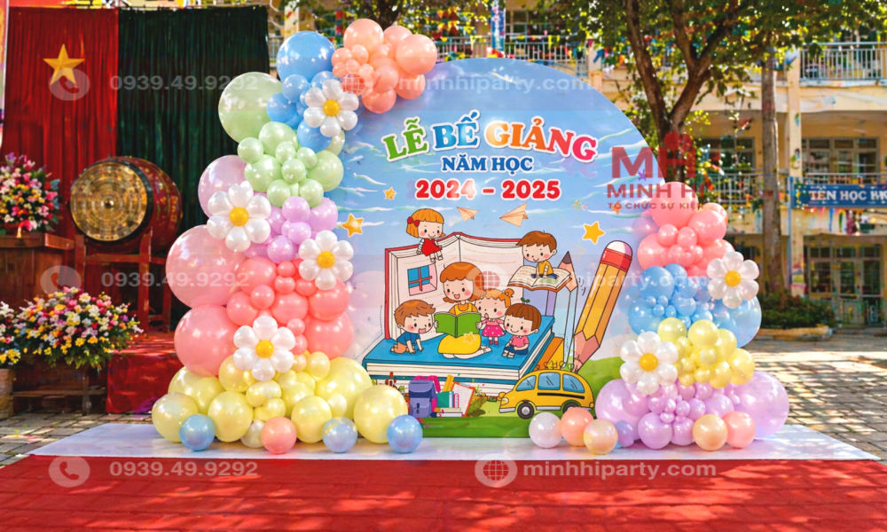 Mẫu trang trí backdrop lễ bế giảng thiết kế tối giản nhưng vẫn tinh tế