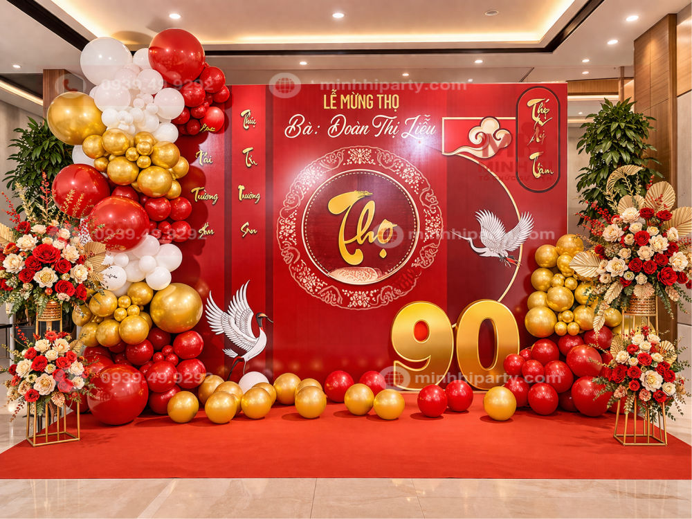 Trang trí mừng thọ kết hợp hoa tươi được thiết kế hiện đại nhất hiện nay