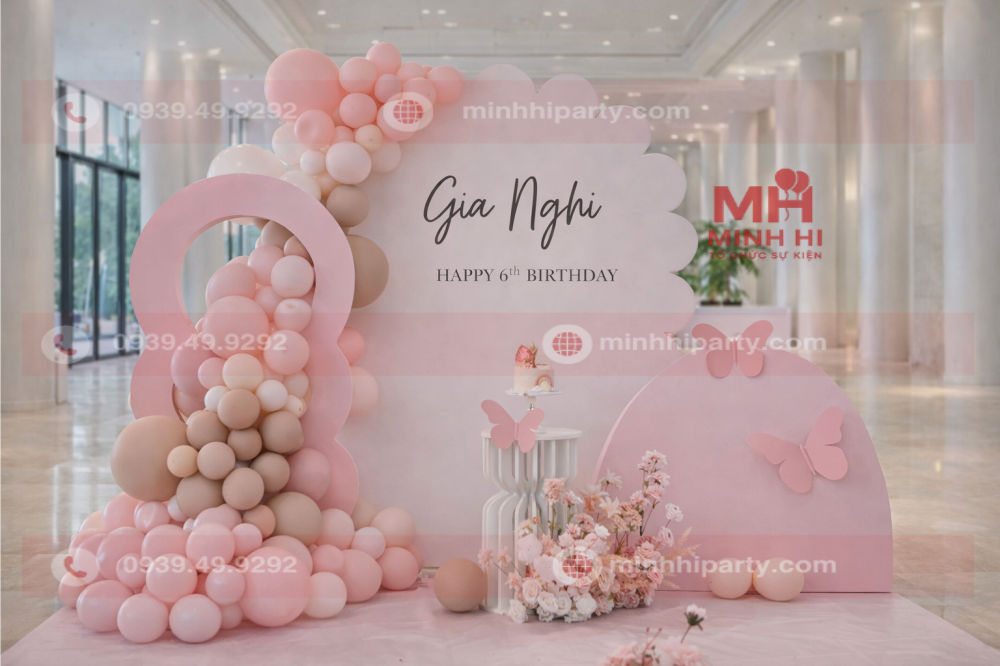 Mẫu decor thôi nôi cho bé gái tuổi Tỵ Gia Nghi với concept tối giản sang trọng
