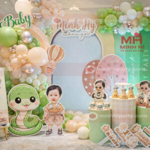 Trang trí cho bé trai Minh Hy tuổi Tỵ với concept rừng nhiệt đới