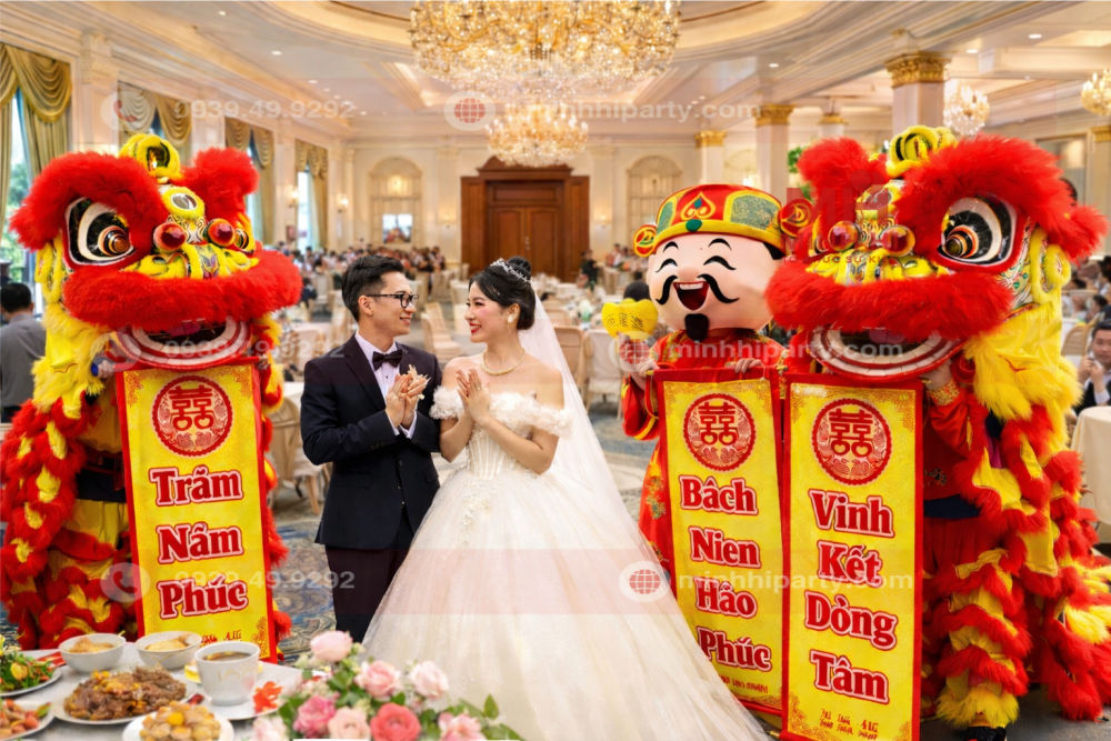 Múa lân và hình ảnh cô dâu chú rễ lại giây phút tại lễ đường