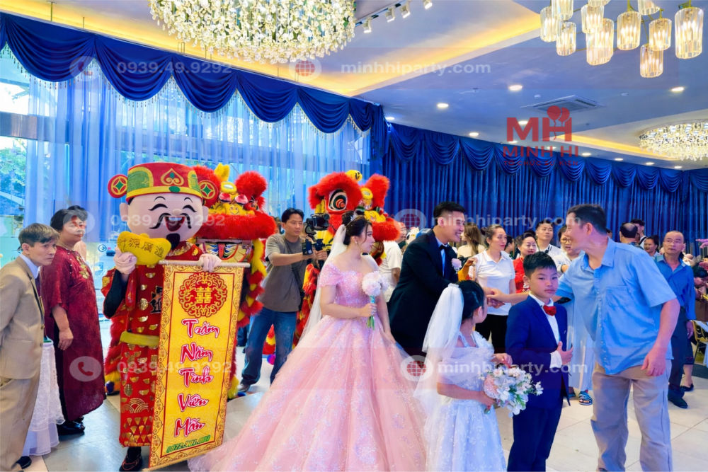 Múa lân đón khách cho tiệc cưới tại nhà hàng sang trọng