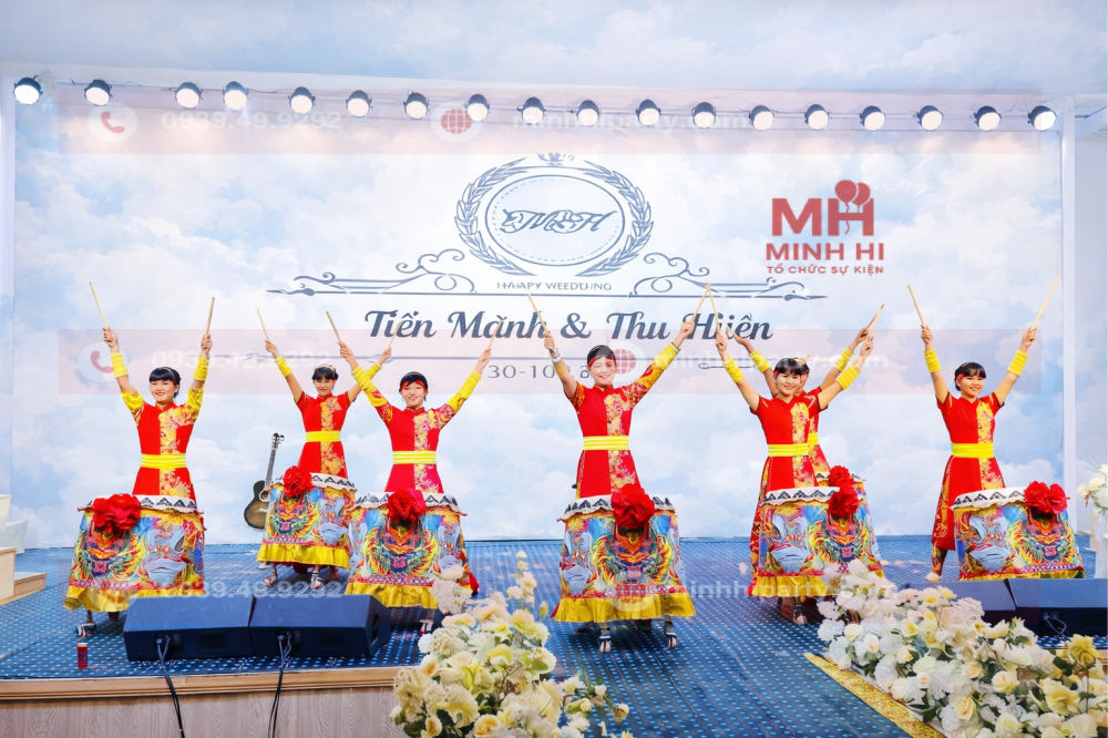 Múa lân cho đám cưới với màn đánh trống sôi động cho sân khấu chính