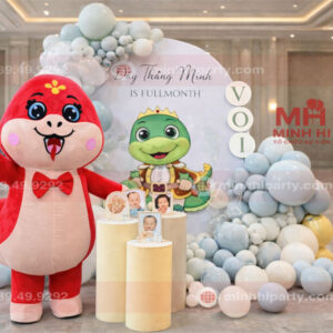 Mẫu mascot rắn hoạt náo cho thôi nôi bé trai với tone đỏ mạnh mẻ