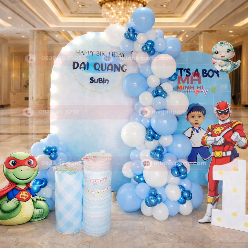 Decor thôi nôi cho bé trai tuổi Rắn thiết kế theo concept siêu nhân với tone xanh