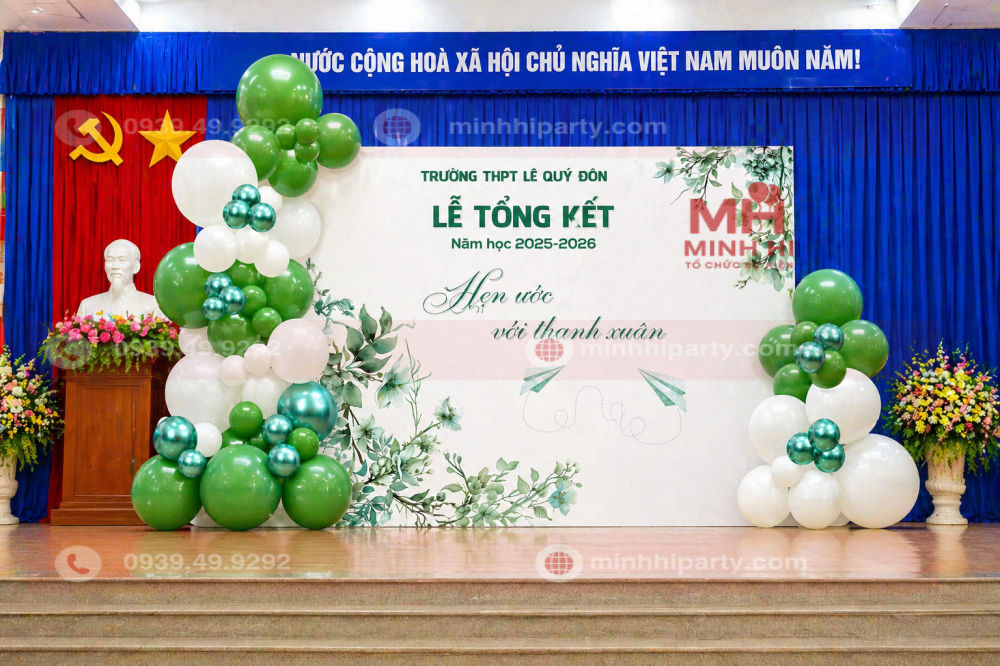Trang trí backdrop cho sân khấu kết hợp bong bóng cho lễ tổng kết