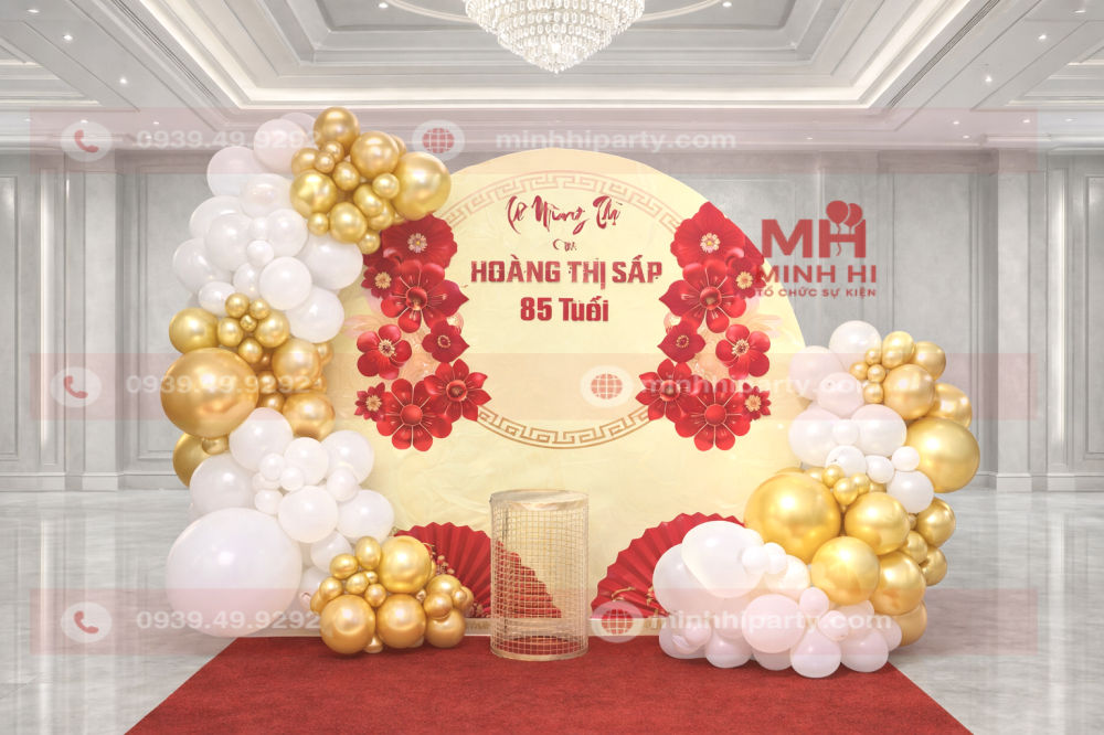 Trang trí backdrop mừng thọ đơn giản với tone vàng trắng sang trọng