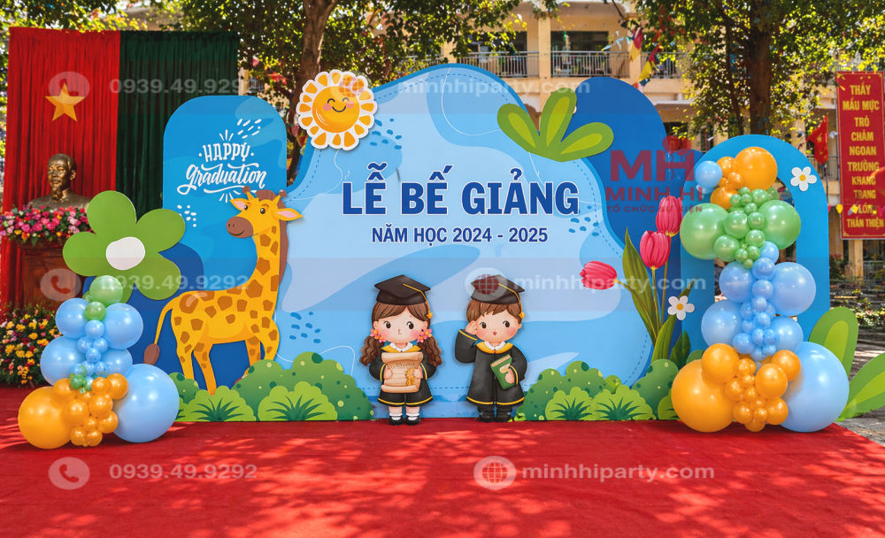 Decor lễ bế giảng năm học với backdrop xanh chủ đề thân thiện với môi trường