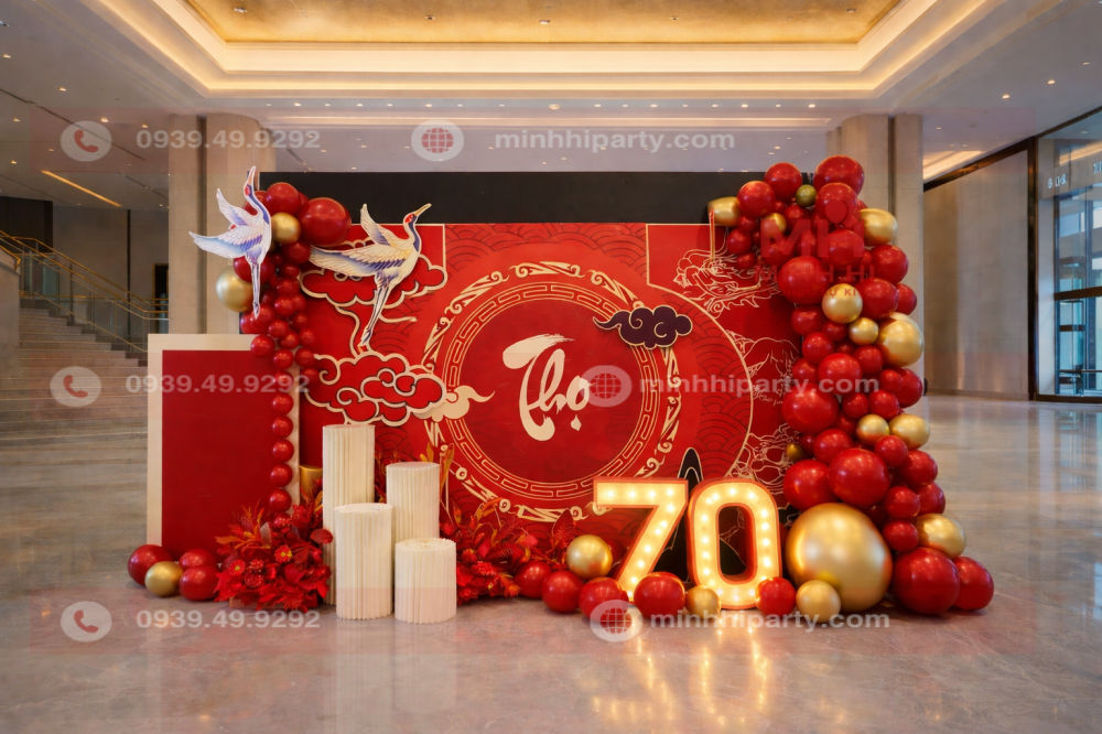 Trang trí lễ mừng thọ 70 tuổi với tone màu đỏ cho không gian tại nhà hàng