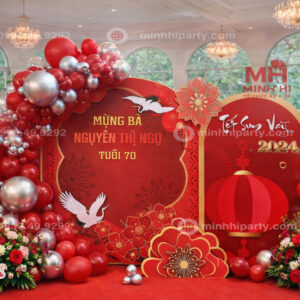 Trang trí lễ mừng thọ thiết kế hiện đại kết hợp hoa tươi