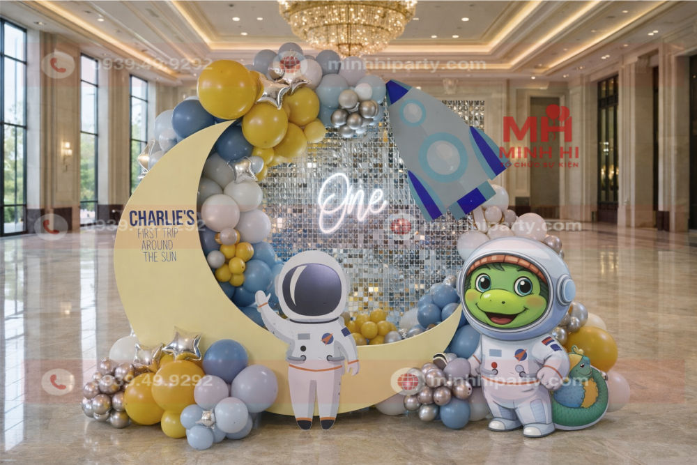 Trang trí backdrop thôi nôi cho bé trai tuổi Rắn với concept vũ trụ thiết kế hiện đại