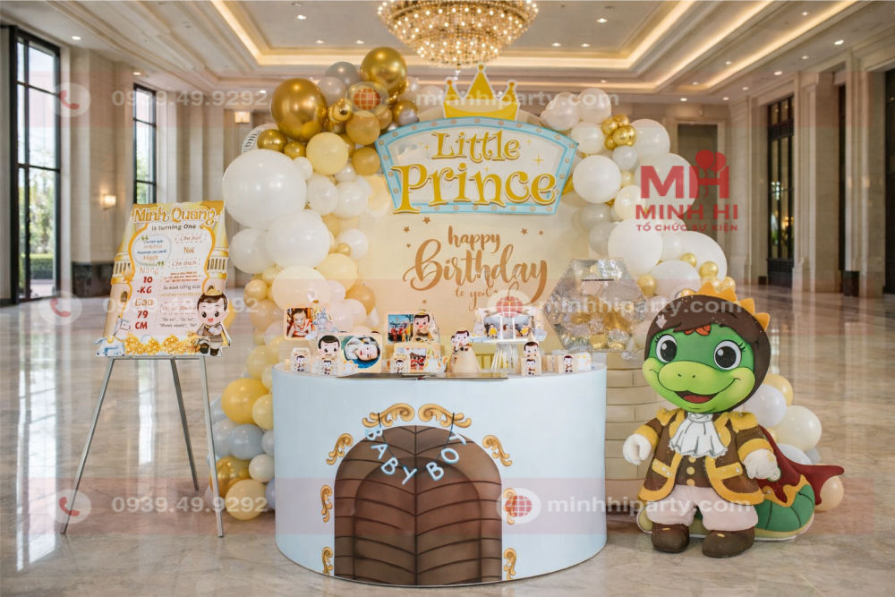 Mẫu trang trí thôi nôi cho bé trai tuổi Tỵ với concept hoàng tử nhí kết hợp chibi rắn