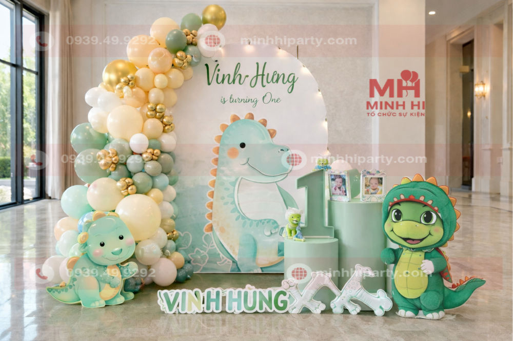 Trang trí thôi nôi cho bé trai Vĩnh Hưng tuổi Rắn với concept Khủng Long