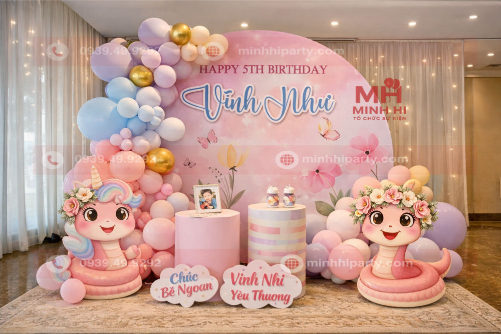 Trang trí backdrop thôi nôi cho bé gái tuổi Tỵ với concept candy sweet girl
