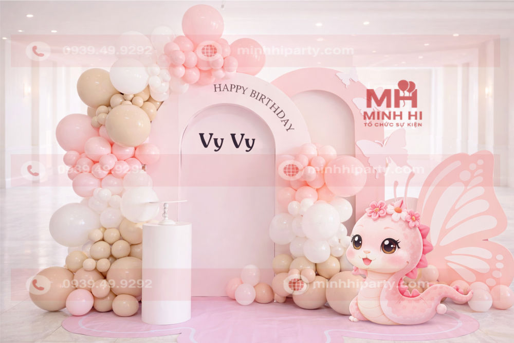 Trang trí thôi nôi cho bé gái Vy Vy tuổi Rắn với concept đơn giản sang trọng