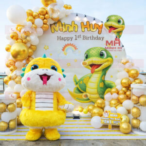 Trang trí thôi nôi kết hợp với mascot hoạt náo cho bé tuổi Tỵ