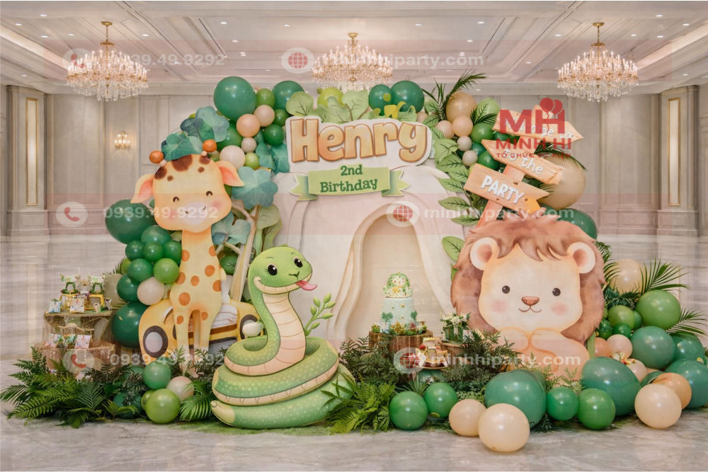 Trang trí thôi nôi cho bé trai Henry concept khám phá rừng xanh tuổi Tỵ