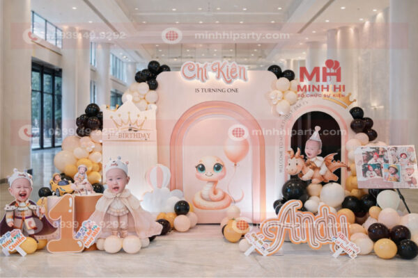 Trang trí thôi nôi cho bé trai tuổi Tỵ Chí Kiên theo concept hoàng gia