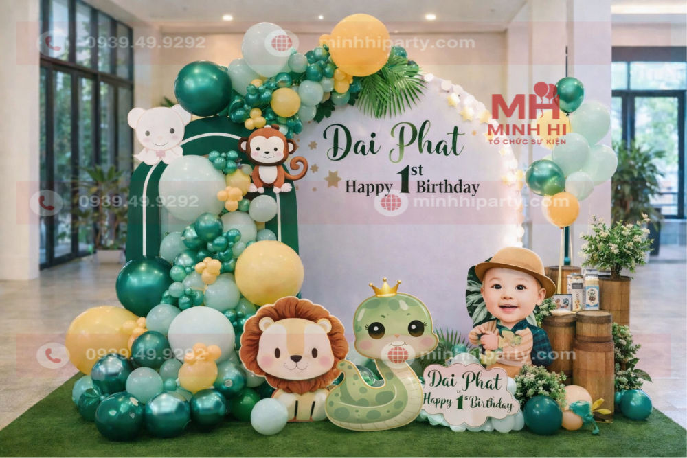 Trang trí thôi nôi cho bé trai tuổi Tỵ Đại Phát với concept rừng xanh
