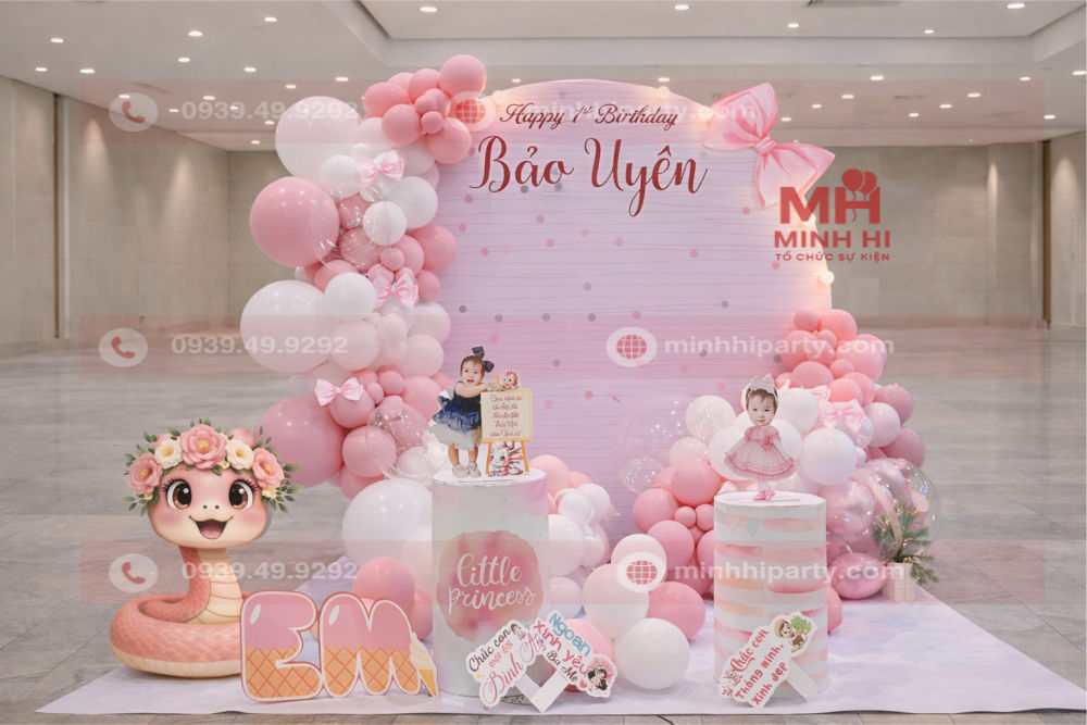 Trang trí thôi nôi cho bé gái Bảo Uyên với concept công chúa tuổi Tỵ