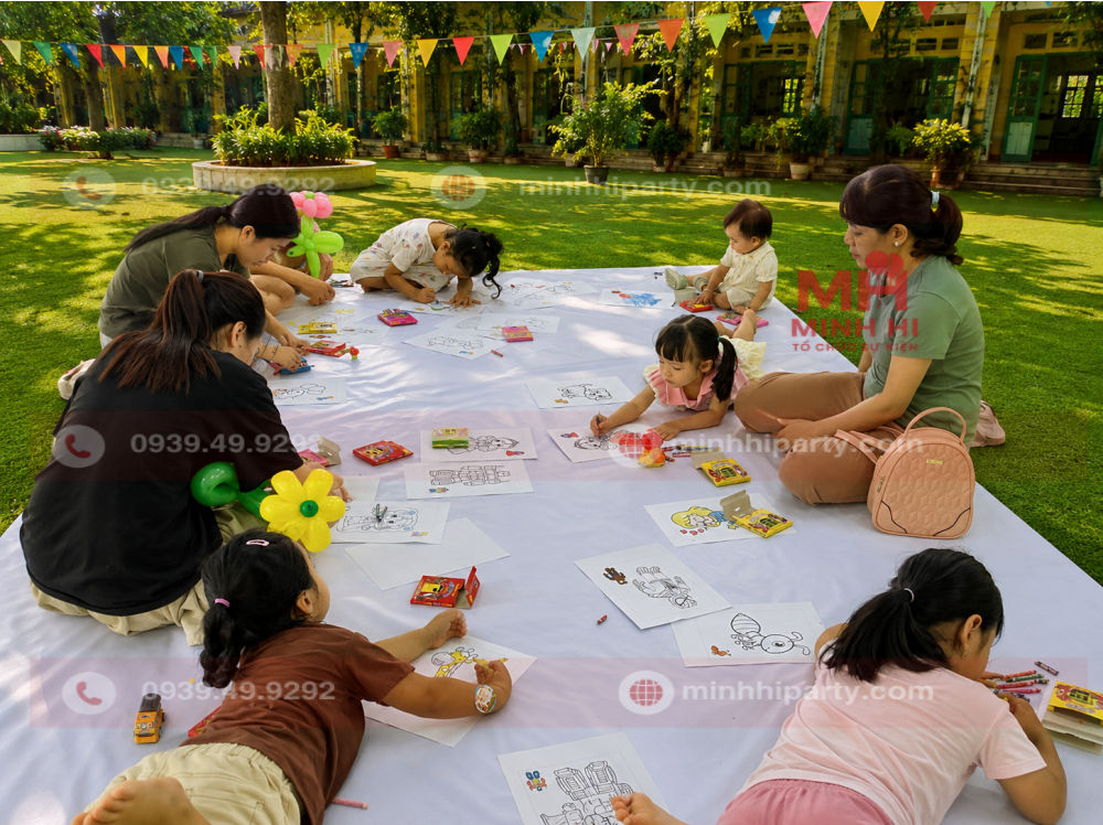 Gian hàng trò chơi nhân gian tô màu cho sự kiện Family Day
