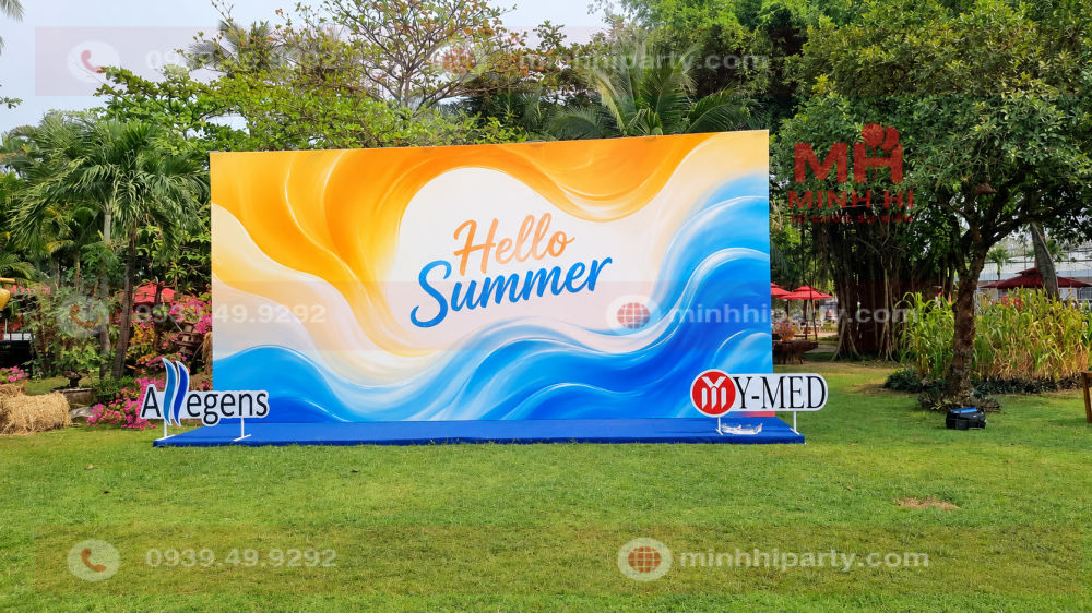 Thiết kế trang trí backdrop Hello Summer đơn giản