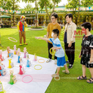 Tổ chức trò chơi nhân gian cho sự kiện Family Day với trò chơi ném vòng
