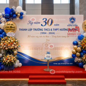 Trang tri cho sân khấu kỉ niệm 30 năm ngày thành lập trường với backdrop thiết kế đơn giản hiện đại