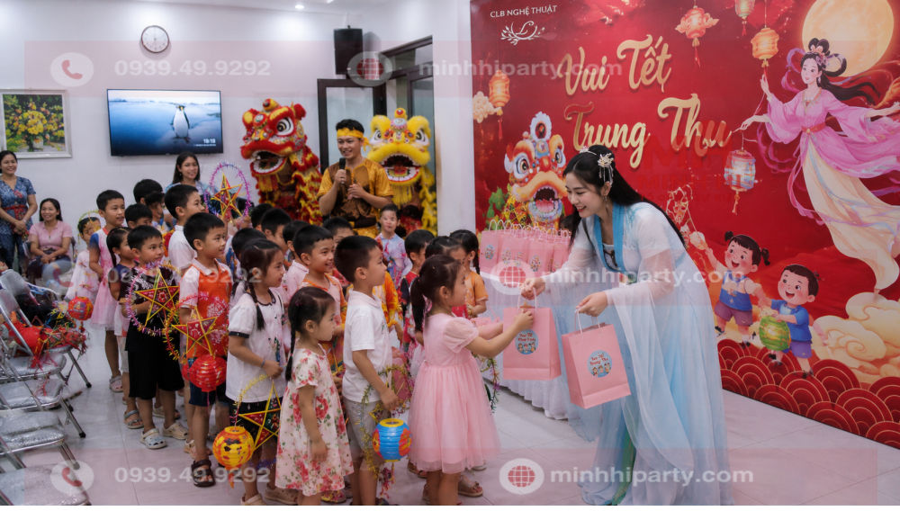 Tổ chức chương trình trung thu với chị hằng trao quà cho các bé