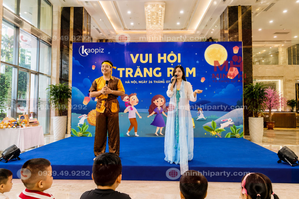 MC chú Cuội - Chị Hằng dẫn chương trình giao lưu với các bé